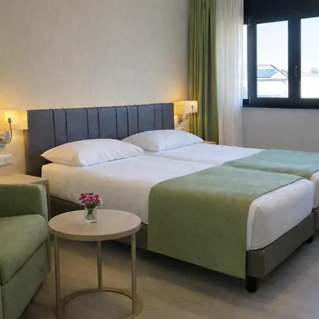 Nessi Hotel 3*